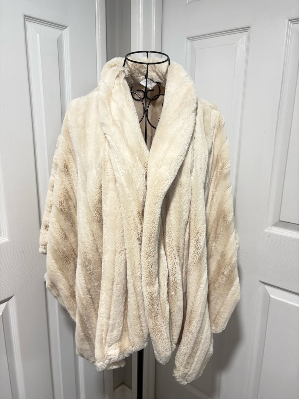 NWOT Slinky Brand Plush Faux-Fur Cream Cape Shrug Short Jacket with Collar 1X
